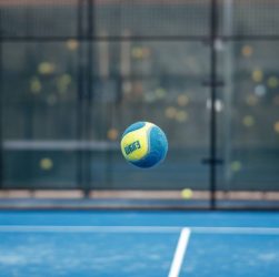 "Les 10 accessoires indispensables pour améliorer votre jeu de padel dès aujourd’hui"