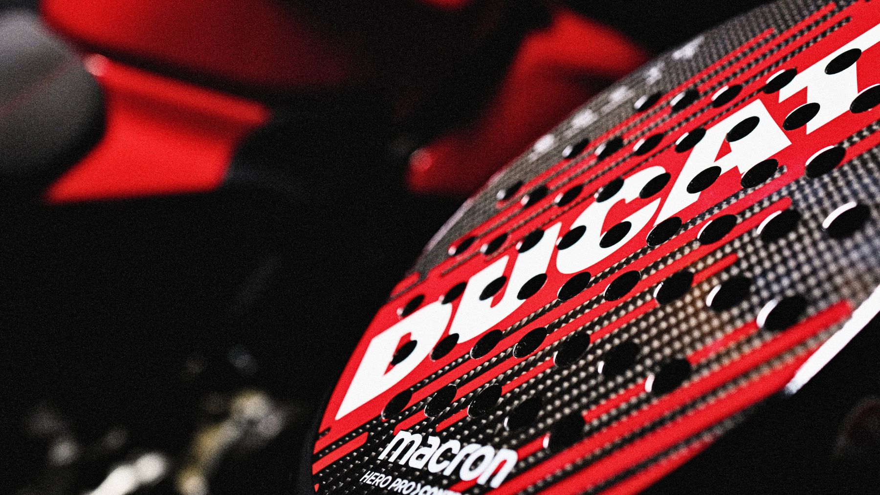 Ils ont uni Ducati et Macron pour révolutionner le padel : découvrez cette collection incroyable !