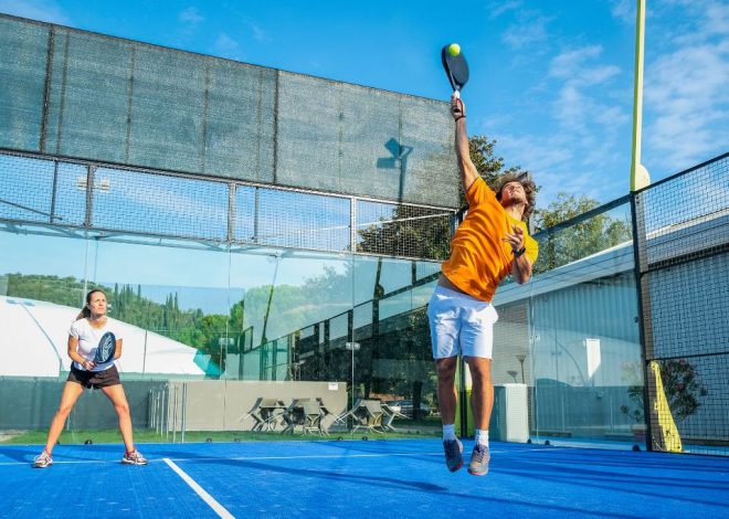 Le type de piste change tout : 7 secrets techniques pour devenir imbattable sur béton, gazon synthétique, verre ou indoor