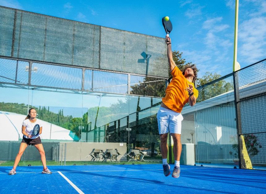 Le type de piste change tout : 7 secrets techniques pour devenir imbattable sur béton, gazon synthétique, verre ou indoor