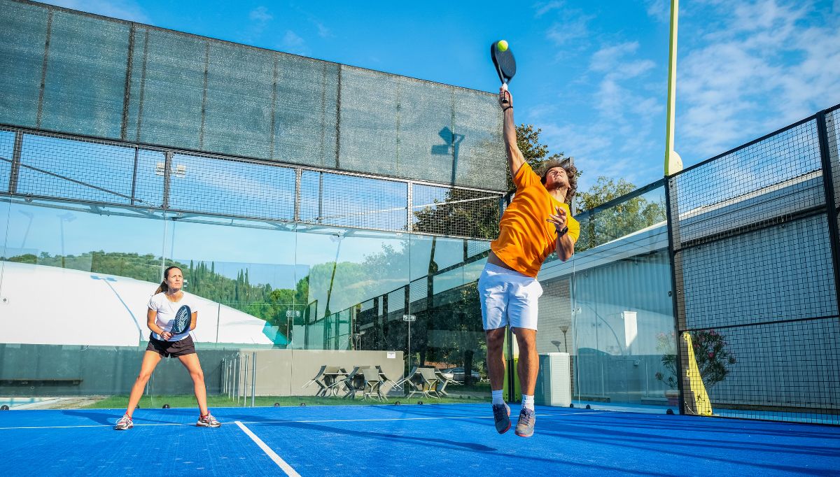 Le type de piste change tout : 7 secrets techniques pour devenir imbattable sur béton, gazon synthétique, verre ou indoor