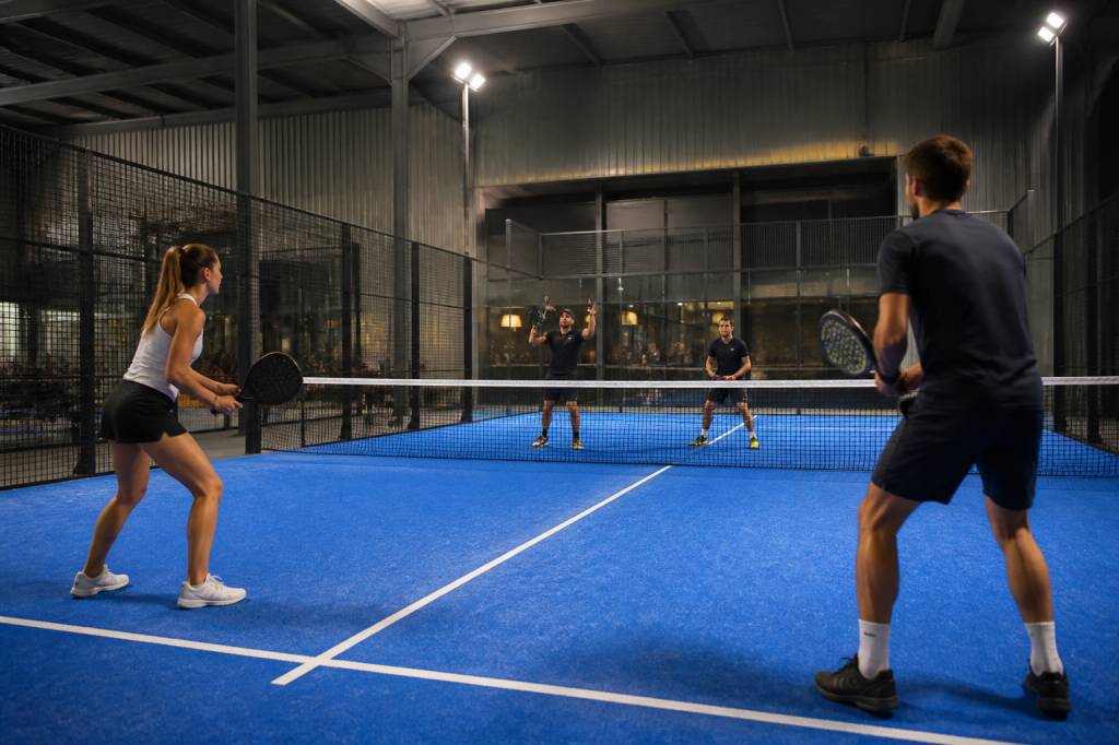 Comment bien choisir son club de padel en 2026 : les 9 critères essentiels pour trouver le bon terrain, les bons coachs et l’ambiance idéale