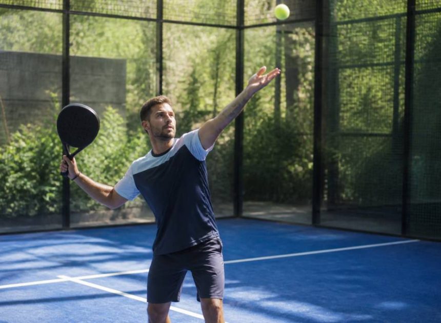 Le service parfait au padel : 8 astuces pro que les pros ne veulent pas que vous sachiez