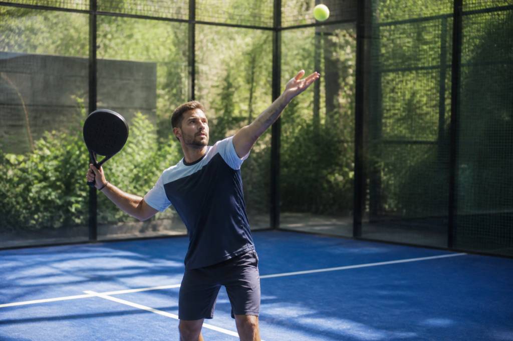 Le service parfait au padel : 8 astuces pro que les pros ne veulent pas que vous sachiez