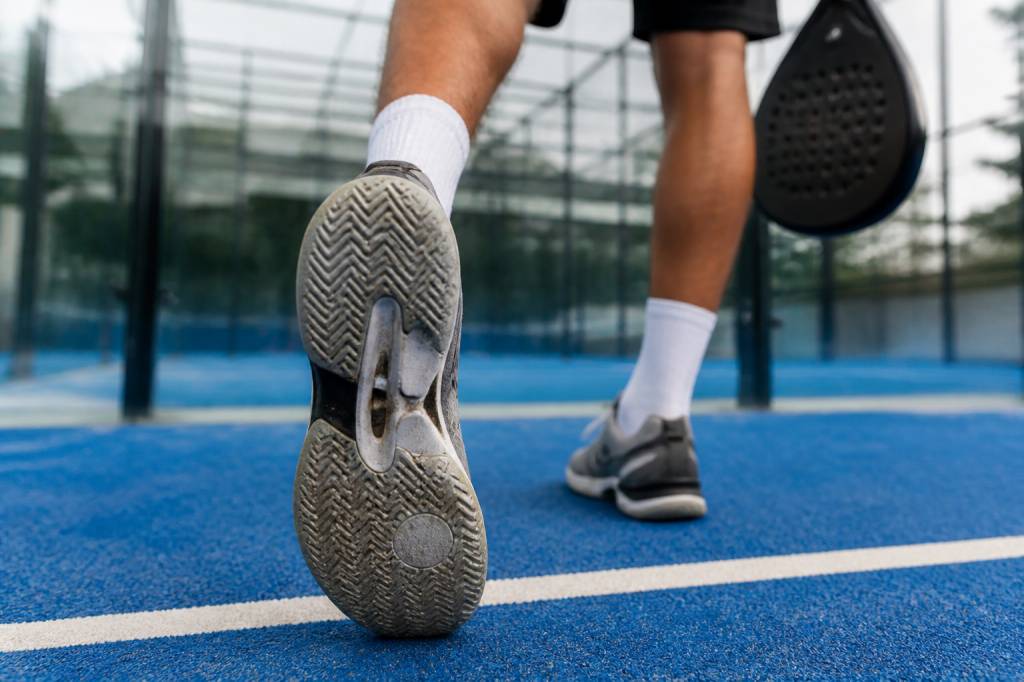 Attention joueurs de padel : vos semelles usées ruinent vos genoux — 7 signes qui doivent vous faire changer de chaussures maintenant