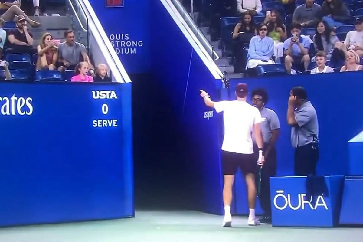 Mensik explose en public aux US Open : la scène surréaliste qui a forcé l&rsquo;expulsion d&rsquo;un spectateur
